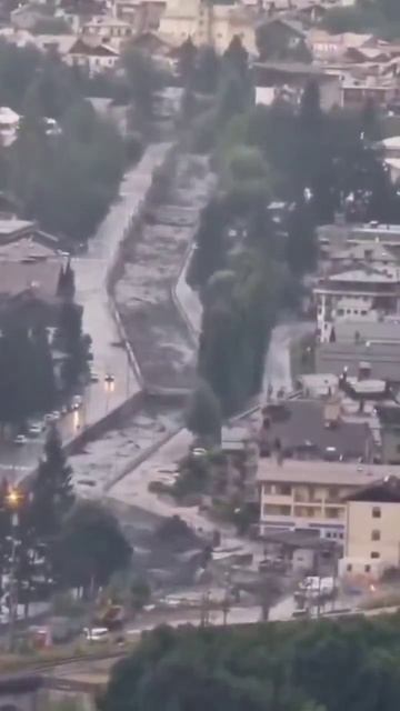 🌧 Река Фрежюс вышла из берегов после обрушившихся на итальянский Турин ливней смотреть онлайн