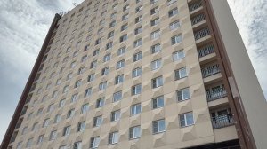 Отель, напоминающий строительный забор. Необычная архитектура