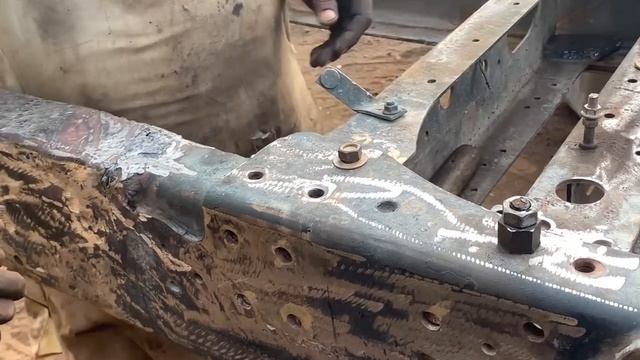 В результате аварии грузовика полностью разрушена кабина и шасси. Ремонт и Реставрация. смотреть онлайн