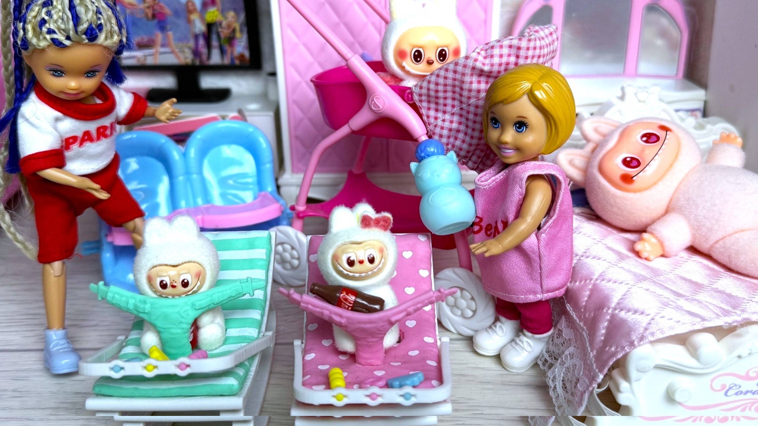 ЛАБУБУ ИГРАЛИ, У МАЛЫШЕЙ ВСЕ ОТОБРАЛИ😱😜 Катя и Макс веселая семейка! Куклы Барби смешное видео смотреть онлайн