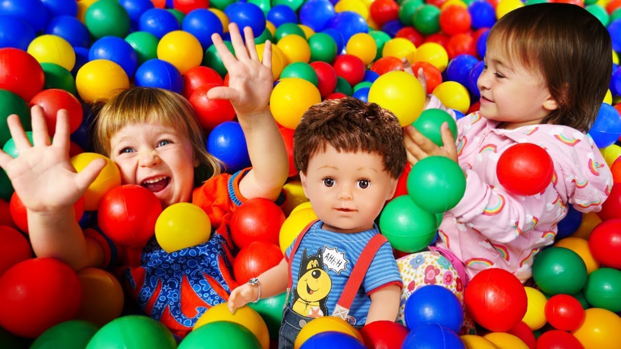 Бьянка, Марта и Беби Бон - Песенка для детей про паровоз. Игры в бассейне с шариками смотреть онлайн