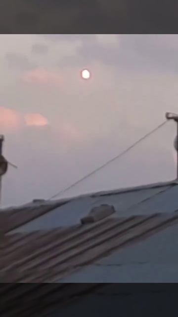 Горящий как солнце НЛО в закатном небе в Эрзуруме, Турция. смотреть онлайн