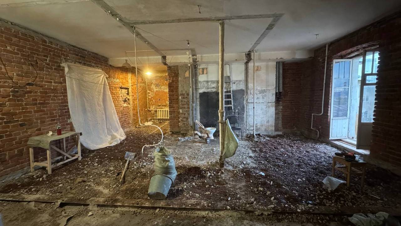 Очередь на демонтаж и стяжки в старом фонде. Не все смогут стать нашими заказчиками )) Июль 2025 смотреть онлайн