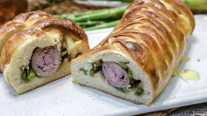 Пирог-плетенка с колбаской для жарки и спаржей с чесноком