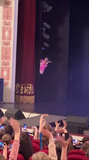 куда она залезла? 😱