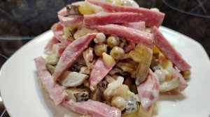 Салат «Охотничий» с копчёной колбасой