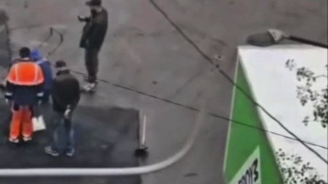Новые технологии укладки асфальта запечатлели в Подмосковье. В Лобне. смотреть онлайн