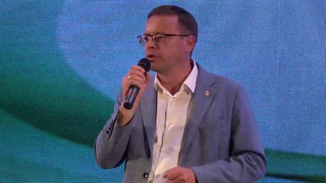 Лучших выпускников Каменска-Уральского наградили медалями за особые успехи в учебе смотреть онлайн