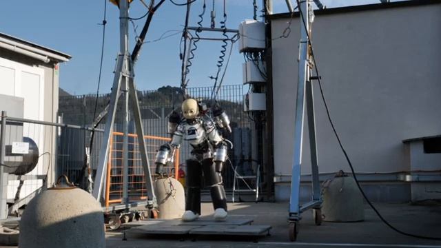 В Италии испытали первого в мире летающего андроида смотреть онлайн