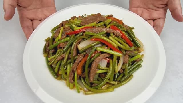 ЖАРЕНЫЕ ЧЕСНОЧНЫЕ СТРЕЛКИ С МЯСОМ! Это настолько ВКУСНО, что можно есть хоть каждый день! смотреть онлайн
