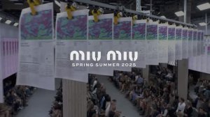 Показ женской коллекции Miu Miu весна-лето 2025 на Неделе моды в Париже SS25 (1 октября 2024 г.).
