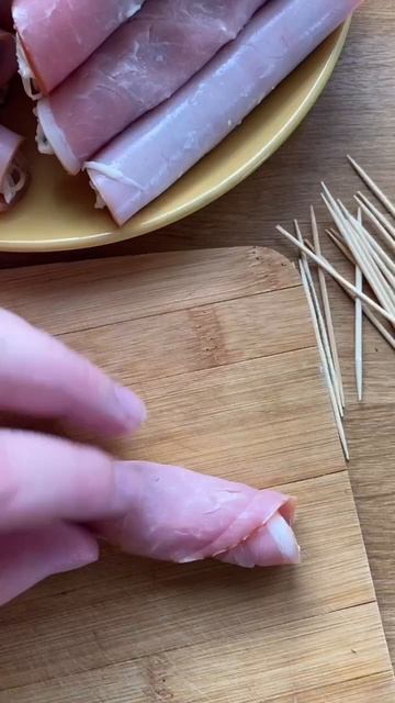 Быстрые, вкусные и недорогие закуски на праздничный стол - рулетик из карбонара и балыка