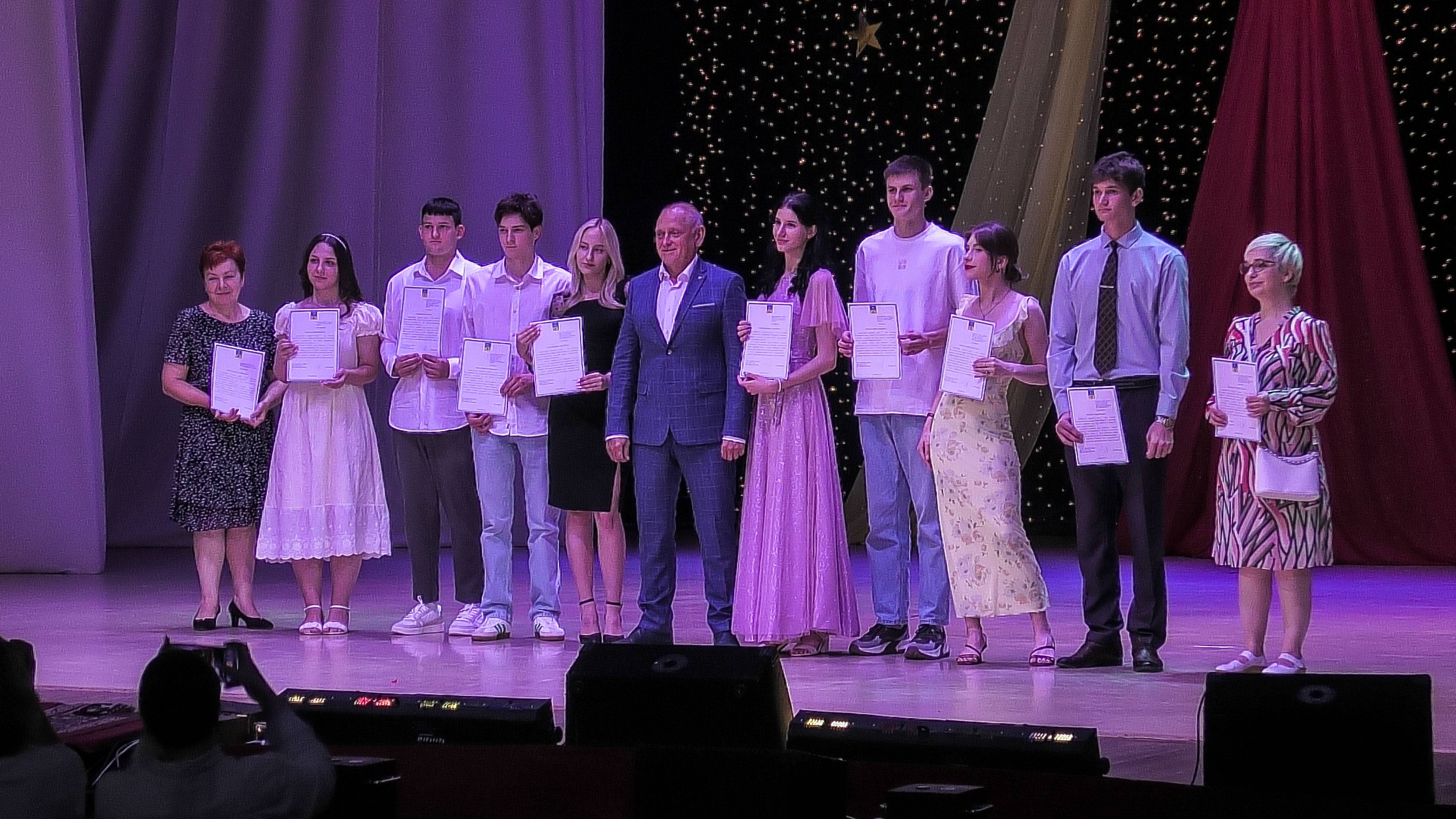 В Волжском состоялось чествование медалистов смотреть онлайн