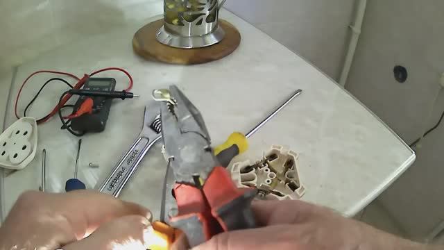 Чтобы розетка не выпадала...Один из вариантов. смотреть онлайн