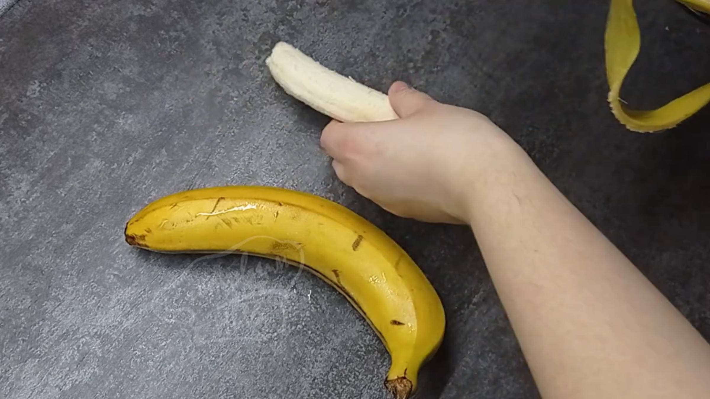 Беру бананы и готовлю вкуснятину к чаю без сахара и муки