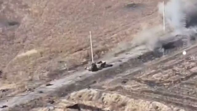 Российский боец прорывается сквозь минные заграждения смотреть онлайн