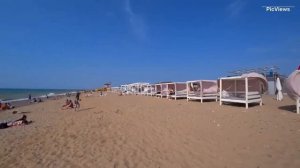 Крым Саки пляж Базы Прибой сегодня 1 июля 2025. Море и погода в Крыму сейчас. Обстановка на пляже