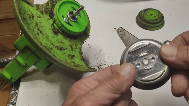 Аккумуляторный триммер - замена пластикового держателя на металлический.