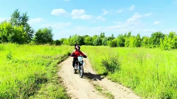 ЗЛОЙ КЛОУН ПРЕСЛЕДУЕТ РОМУ И ХЕЛПИКА В РЕАЛЬНОЙ ЖИЗНИ!