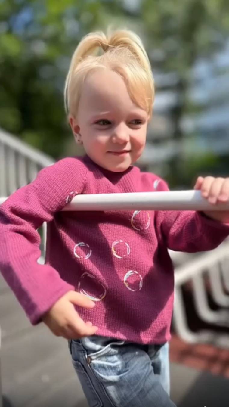 Нравится джемпер?
Хотите свяжу такой же и для вашей красавицы? смотреть онлайн