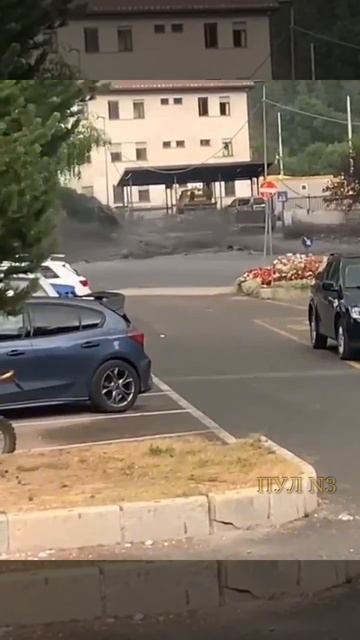 Итальянцам скучать не приходится - на смену аномальной жаре пришли потопы смотреть онлайн