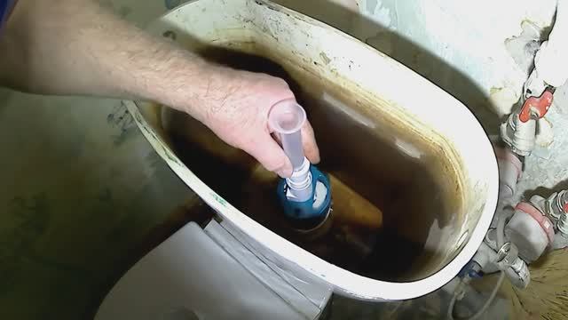 МОЖНО и ТАК. Бачок унитаза НЕ снимали. Кое-что поменяли и 👍 смотреть онлайн