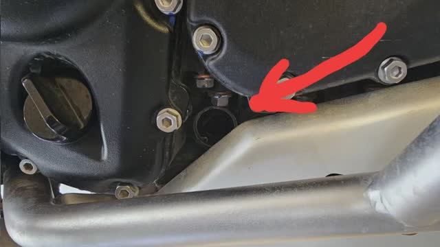 Как правильно проверить уровень масла в двигателе мотоцикла Zontes 703F смотреть онлайн