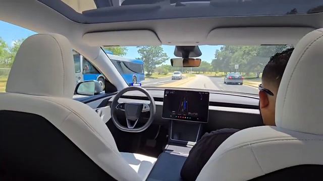 На улицах Остина можно увидеть беспилотные такси Tesla Model Y смотреть онлайн