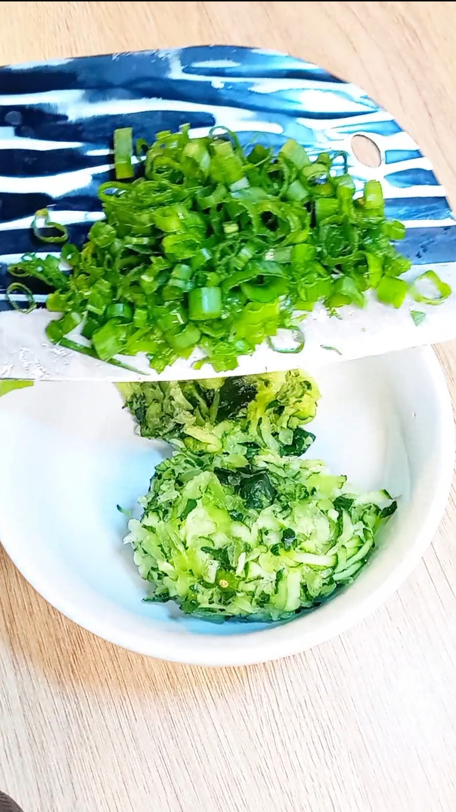 Легкий домашний соус из свежих огурцов и зелени! смотреть онлайн