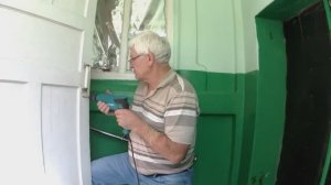 Врезаем замок в деревянную дверь.