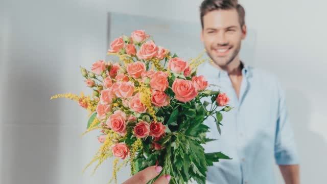 Дарите женщинам цветы смотреть онлайн