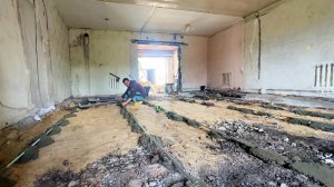 Наконец-то началось. Устанавливаем маяки для черновой стяжки. Стройка в доме продолжается.