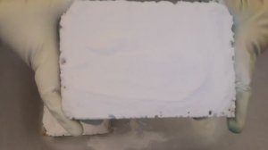 Паста. Большие пористые губки. Приятные звуки пены, воды. Полоскание