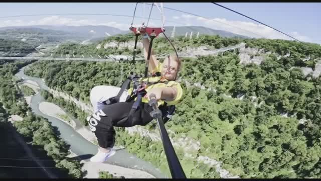 Экскурсия в Скайпарк Сочи2025 ИЮНЬ👋Пролетела со скоростью 150км/ч по канату над Ахштырским ущельем смотреть онлайн