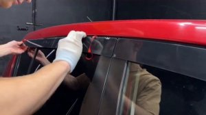 Видео установка 2Д дефлекторов / плоских ветровиков на Nissan Tiida 1 хэтчбек / Ниссан Тиида