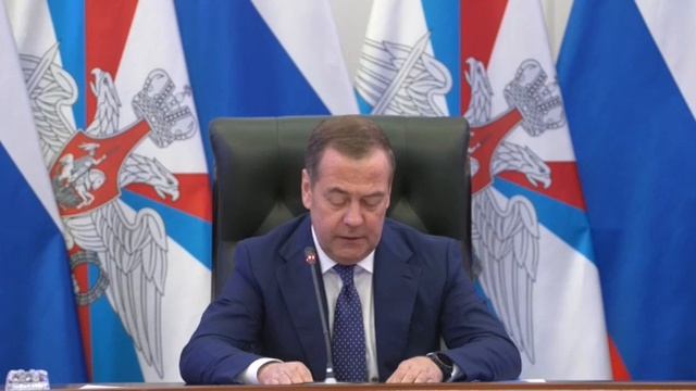 Председатель Единой России Дмитрий Медведев рассказал о темпах набора контрактников в армию России смотреть онлайн