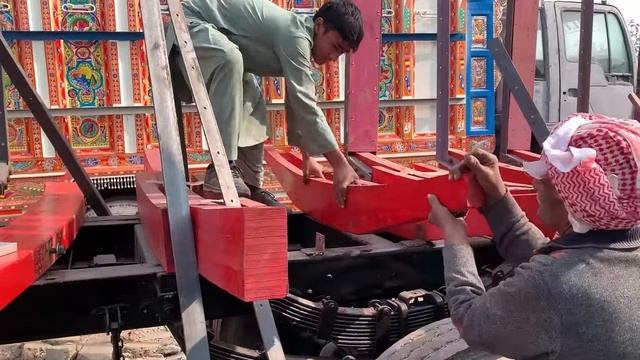 Реставрация грузовика Bedford 1990 года выпуска в Пакистане смотреть онлайн