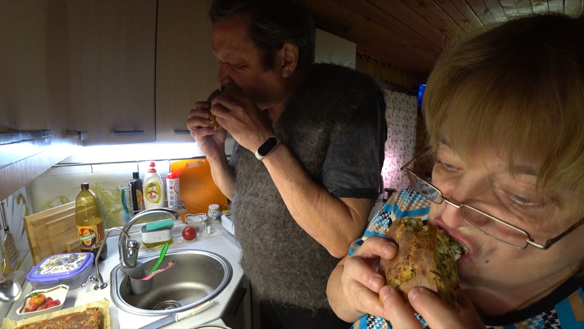 Пекла заливной пирог по новому рецепту… Наверное я много хочу… смотреть онлайн