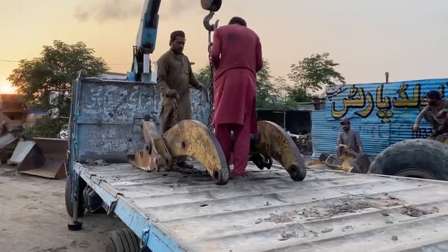 Разбор старого погрузчика Caterpillar перед капитальной реставрацией смотреть онлайн