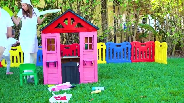 Майя ловит рыбу в бассейне с веселыми игрушками для воды! смотреть онлайн