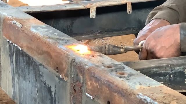 Удивительная реставрация грузовика Bedford пакистанскими автослесарями. смотреть онлайн