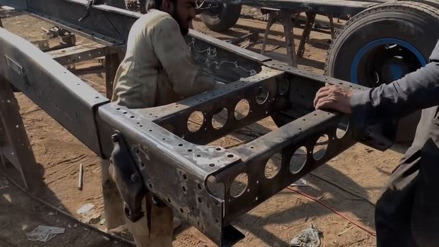 Удивительный процесс восстановления грузовика Nissan смотреть онлайн