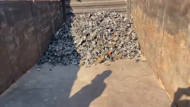 Грузовик для перевозки металлолома падает с моста. Ставим его на колеса. смотреть онлайн