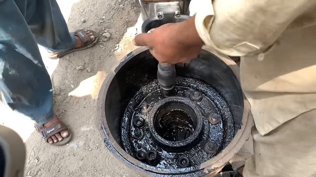 Ступица заднего колеса грузовика разрушилась на дороге. Опытный механик быстро починил ее. смотреть онлайн