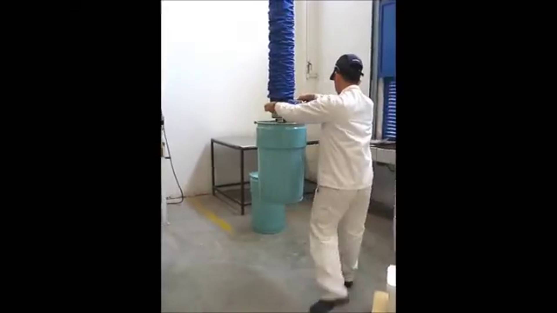 Вакуумное шланговое устройство для подъёма бочек смотреть онлайн