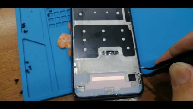 Вот что бывает, если оставить мусор под дисплеем! Honor 10 Lite. Повторный ремонт.