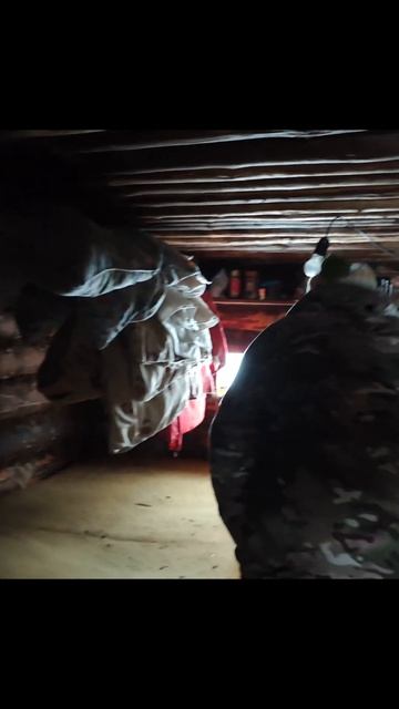 Заходим в старую избу смотреть онлайн