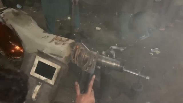 Лопнула ось из-за перегруза. Быстрый ремонт в местной мастерской. смотреть онлайн