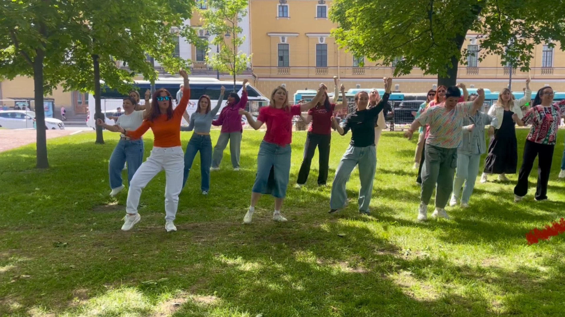 А мы такие зажигаем, жизнь на улицах Питера кипит
