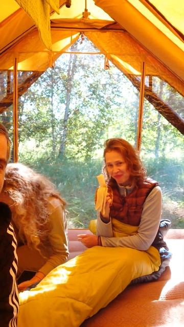 С девушками в надувной палатке смотреть онлайн